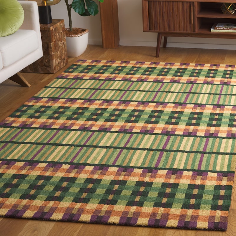SAFAVIEH Handmade Metro Needa French Country Wool Rug - 4' x 6' - Green/Gold
