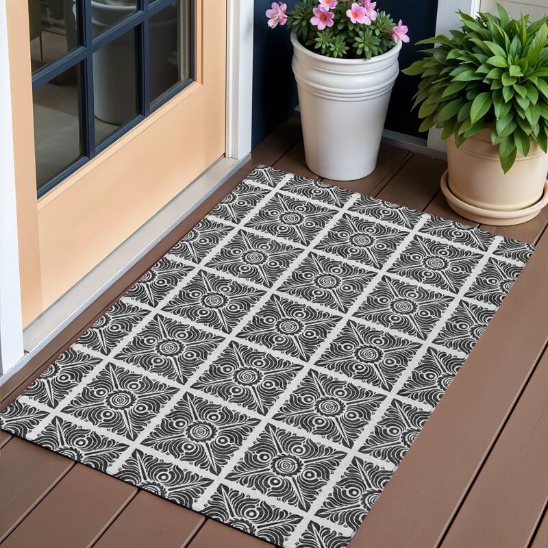 HomeRoots Medallion Transitional Rectangle Outdoor Rug - 3' x 5'