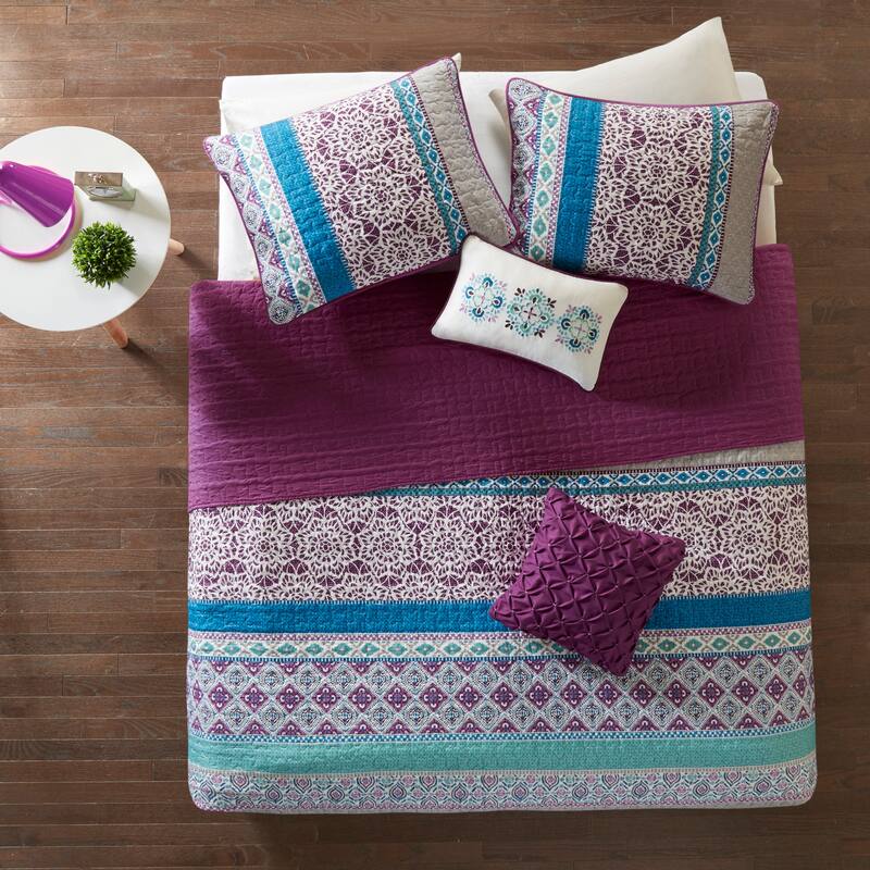 Intelligent Design Adley Reversible Quilt Set with Throw Pillows