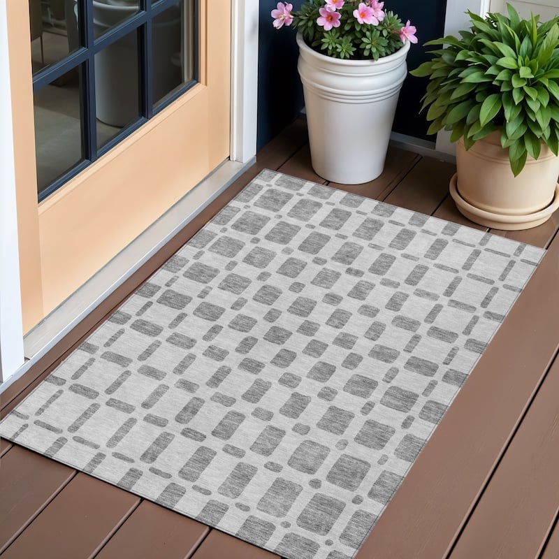 HomeRoots Geometric Transitional Rectangle Outdoor Rug - 3' x 5'