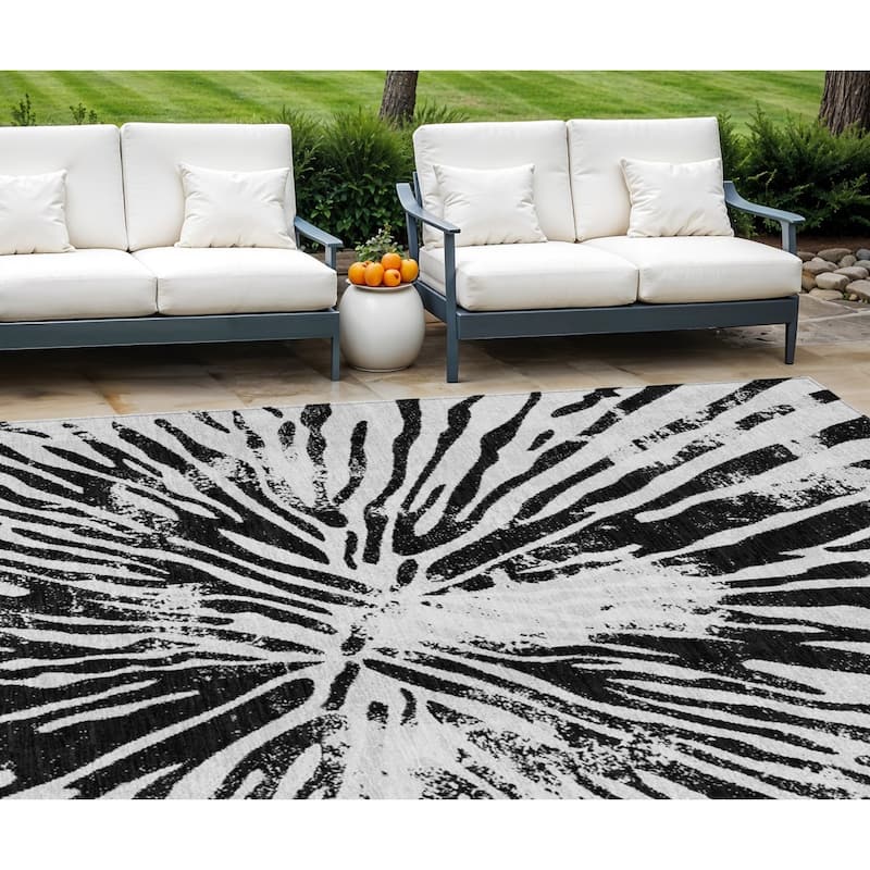 HomeRoots Abstract Transitional Rectangle Outdoor Rug - 10' X 14'