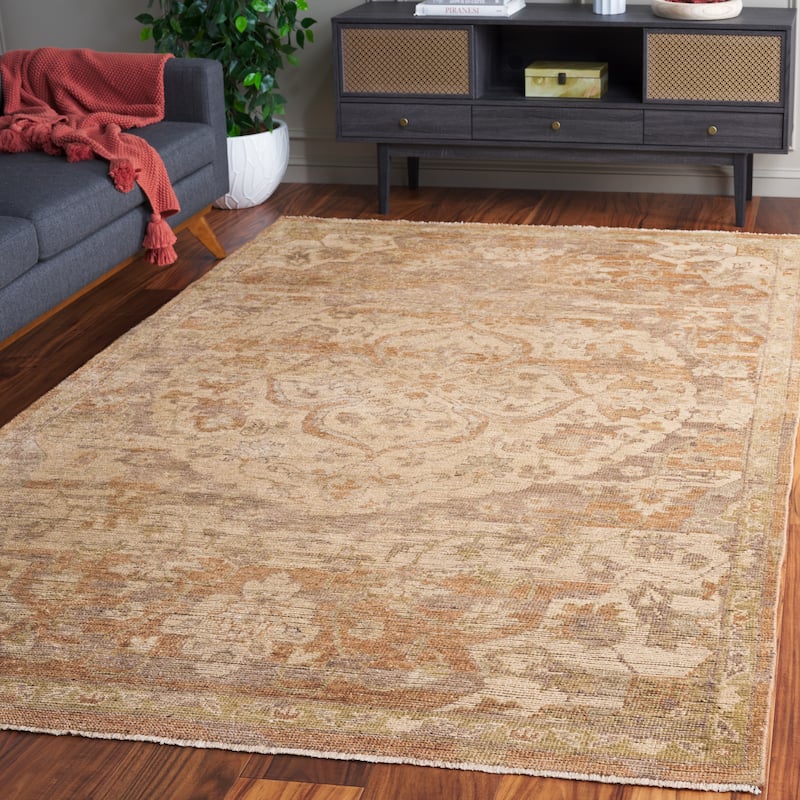 SAFAVIEH Hand-knotted Izmir Babeth Traditional Oriental Wool Rug with - 6' x 9' - Gold/Rose