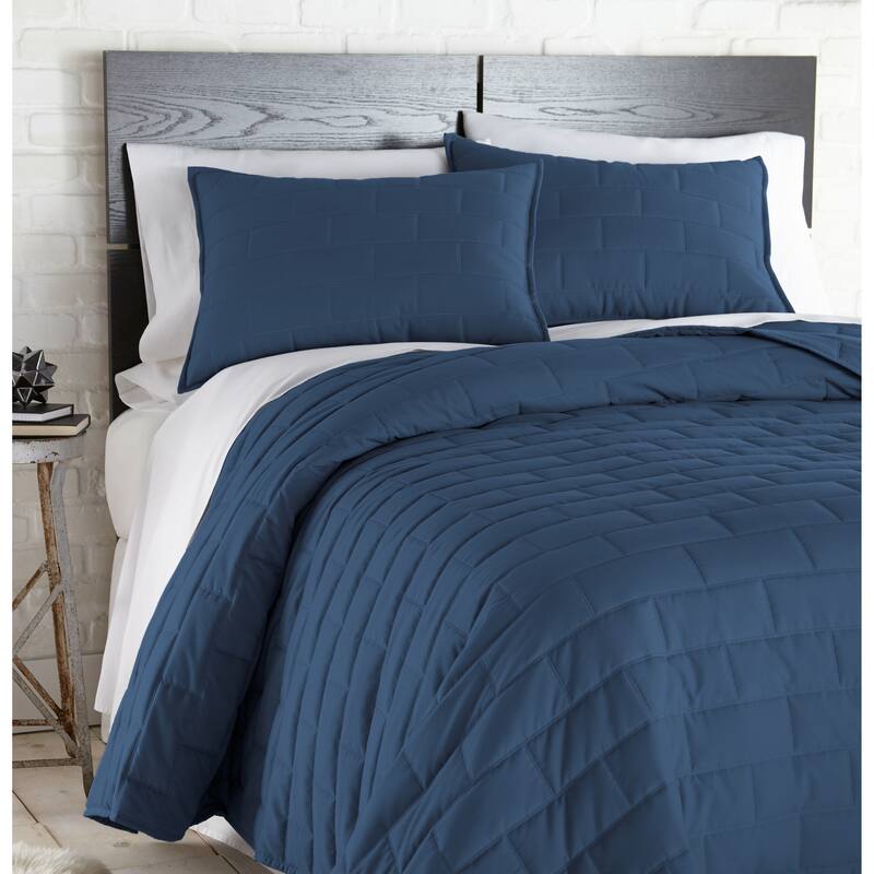 Vilano Ultra-Soft Lightweight Brickyard 3-piece Quilt and Sham Set