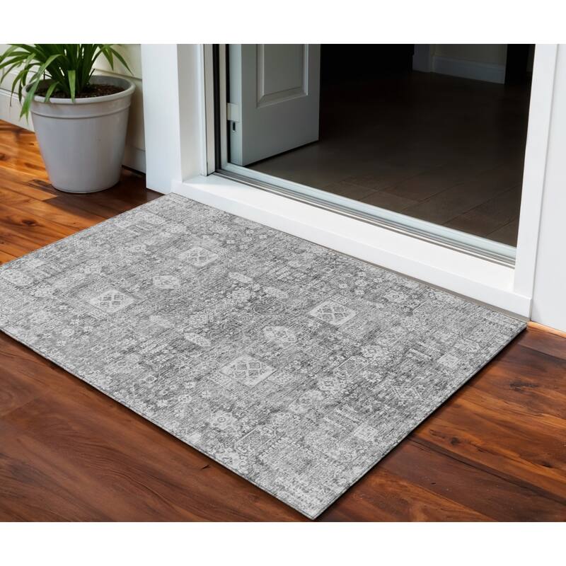 HomeRoots Oriental Transitional Rectangle Outdoor Rug - 3' x 5'