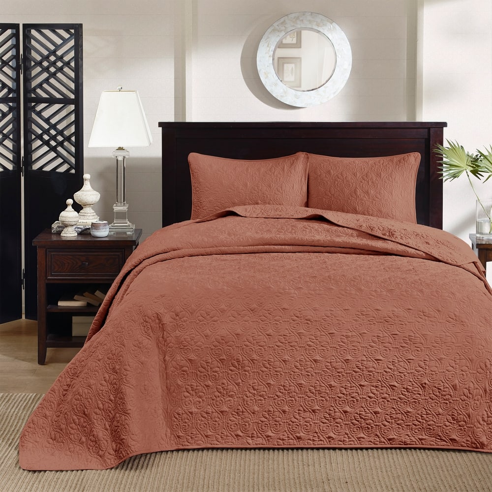 Madison Park Mansfield Reversible Oversized 3-piece Solid Texture Bedspread Quilt Set with Matching Shams