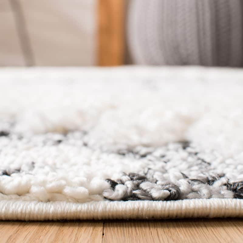 SAFAVIEH Moroccan Tassel Shag Iulieana Boho Tribal 2-inch Thick Rug - Ivory/Grey - 3' x 5'