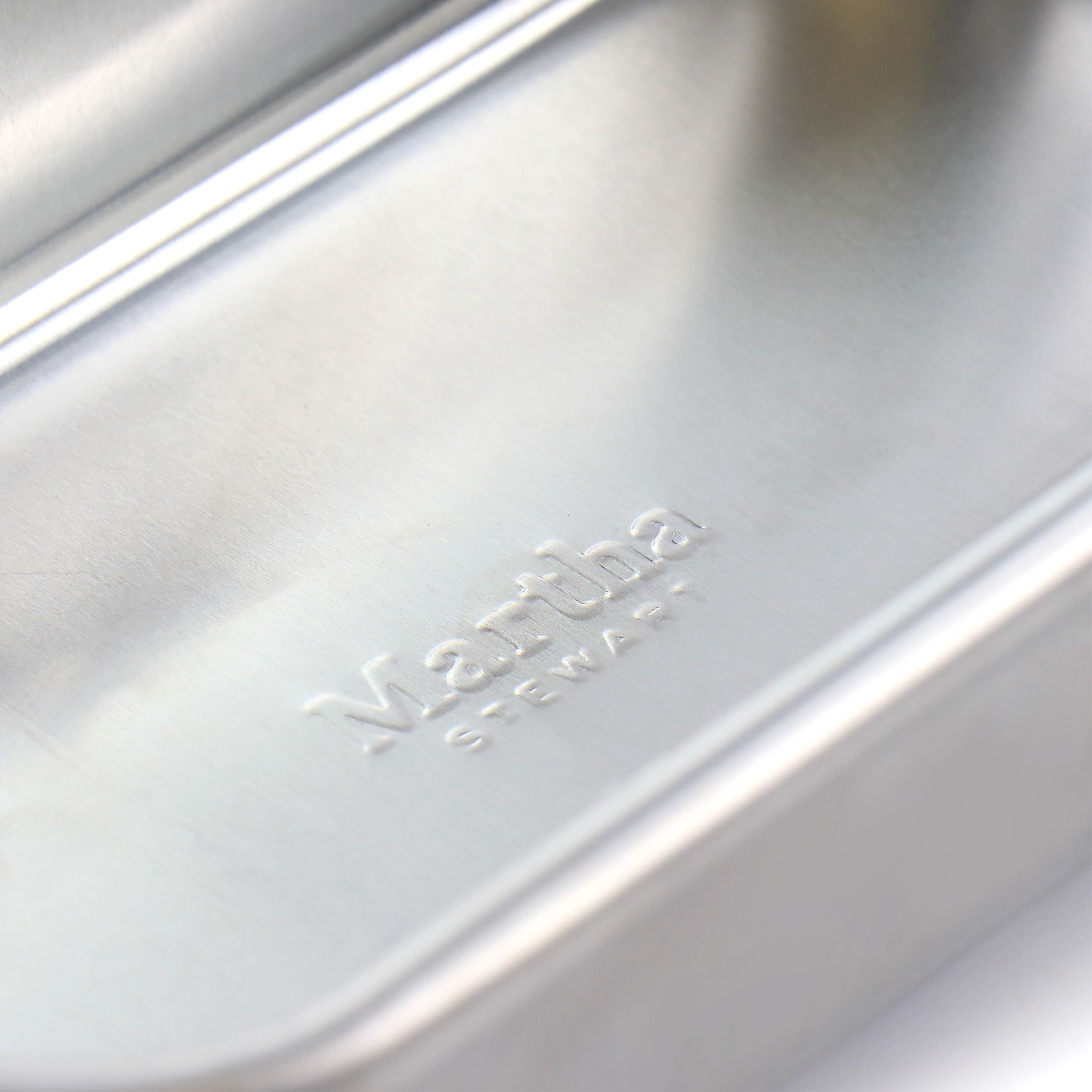https://ak1.ostkcdn.com/images/products/is/images/direct/52155e0076999bd50757ee333817221acb8385e4/Martha-Stewart-9-Inch-Aluminum-Rectangle-Loaf-Pan.jpg