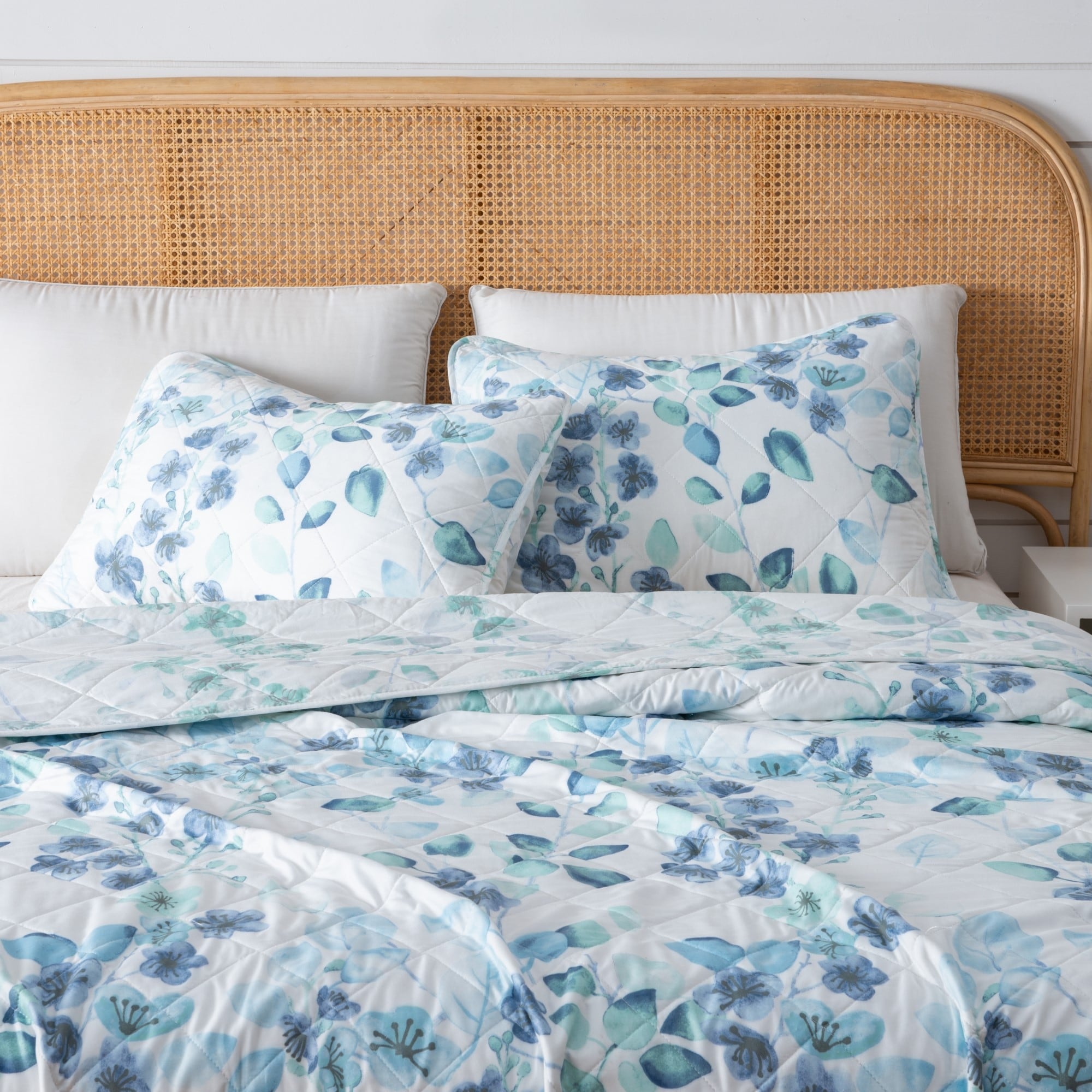 Luxurious Watercolor Leaves Microfiber Quilt Set With Shams