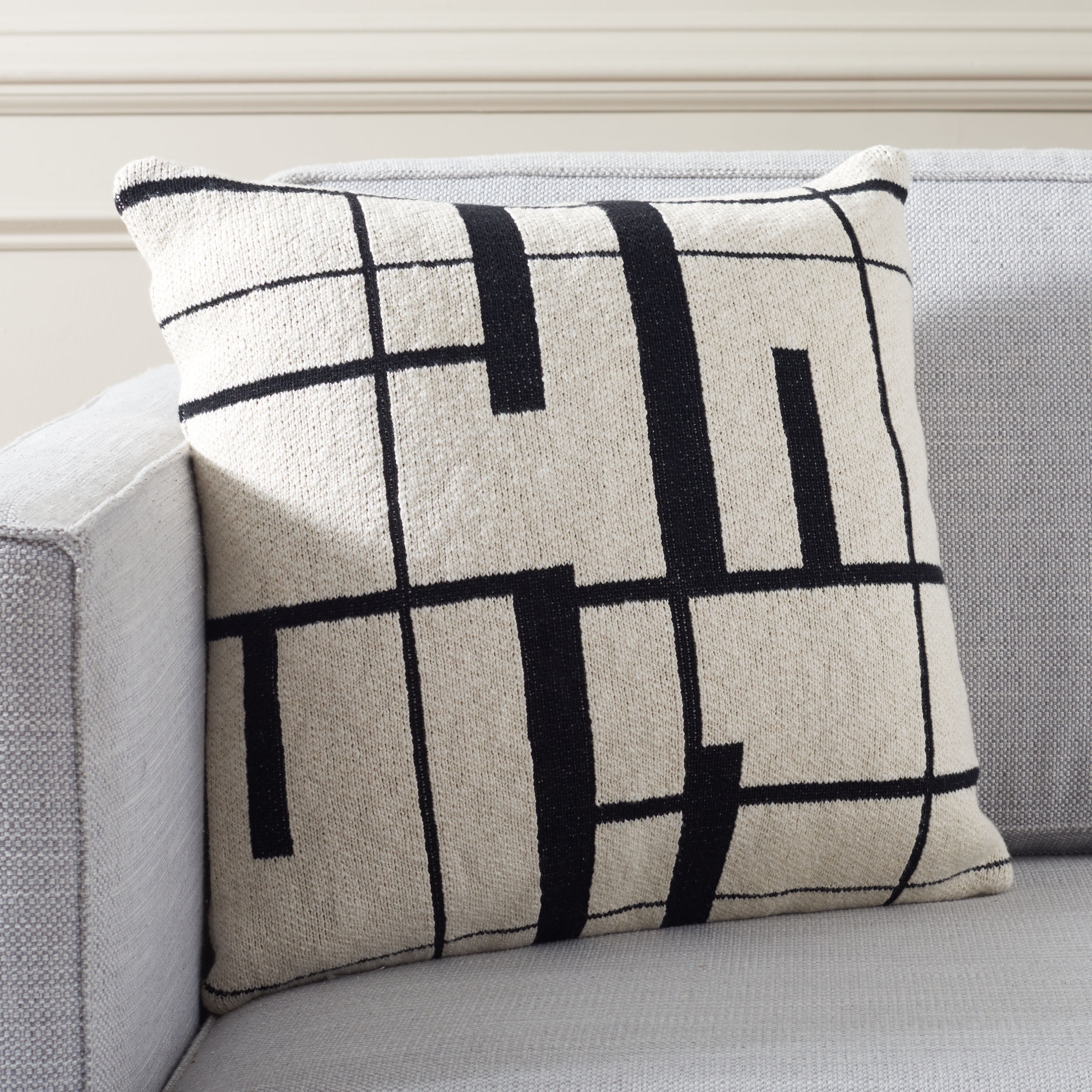 SAFAVIEH Home Azeem 18-inch Ivory/Black Decorative Pillow