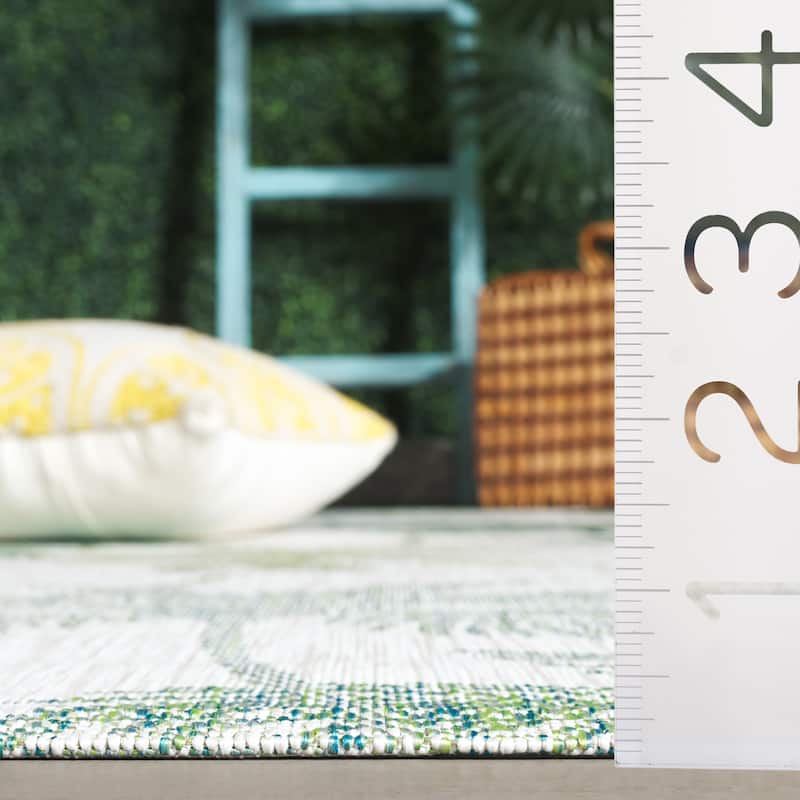 SAFAVIEH Courtyard Plony Indoor/Outdoor Tropical Rug - 4' x 5'7"