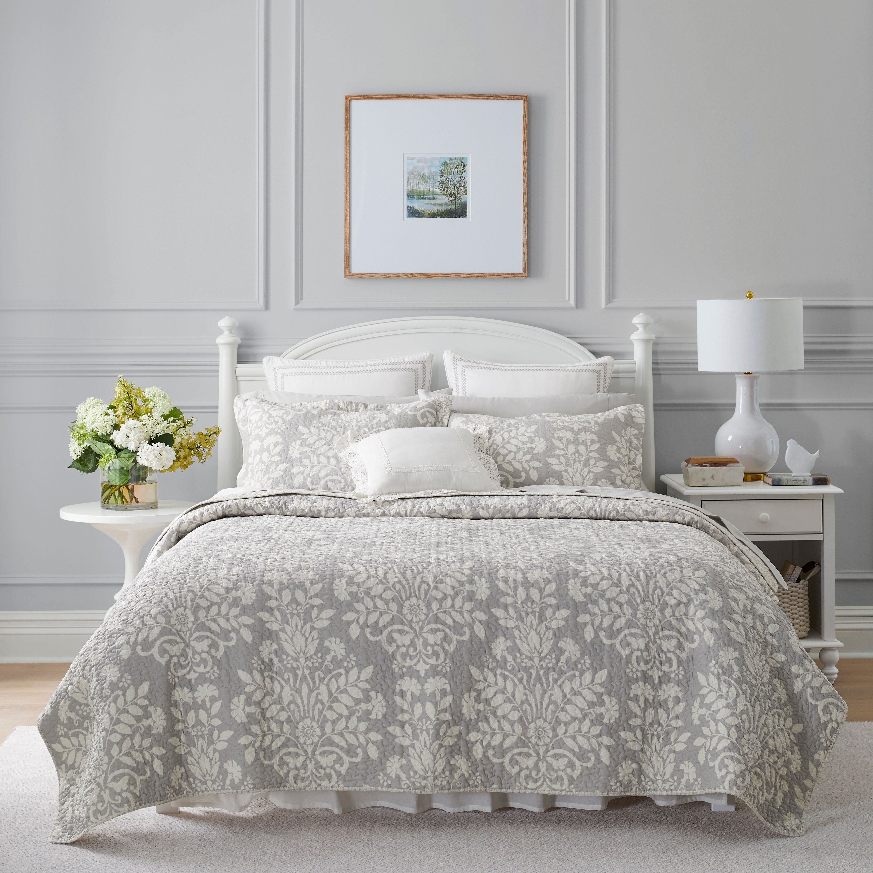 https://ak1.ostkcdn.com/images/products/is/images/direct/5248e3360e3c0ade1f333656807d9715eacd7928/Laura-Ashley-Rowland-Cotton-Reversible-Grey-Quilt-Set.jpg