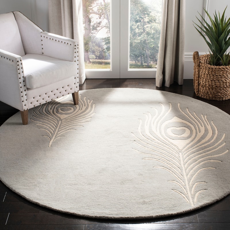 SAFAVIEH Handmade Soho Alyse Peacock Feather N.Z. Wool Rug - 8' Round - Grey/Ivory