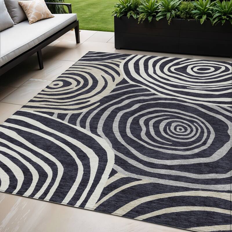 HomeRoots Abstract Transitional Rectangle Outdoor Rug - 5' X 8'