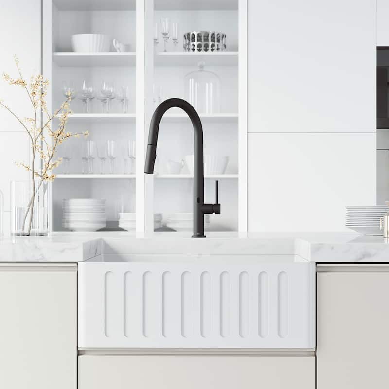 VIGO Greenwich 18" H Single Handle Pull-Down Sprayer Kitchen Faucet with Touchless Sensor