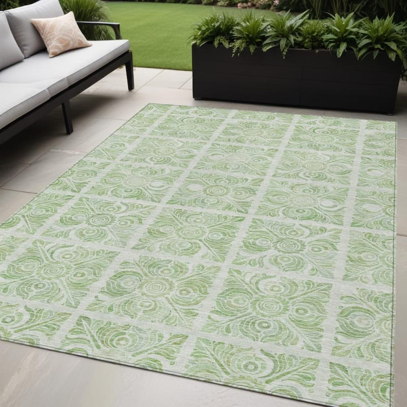 HomeRoots Medallion Transitional Rectangle Outdoor Rug - 5' X 8'