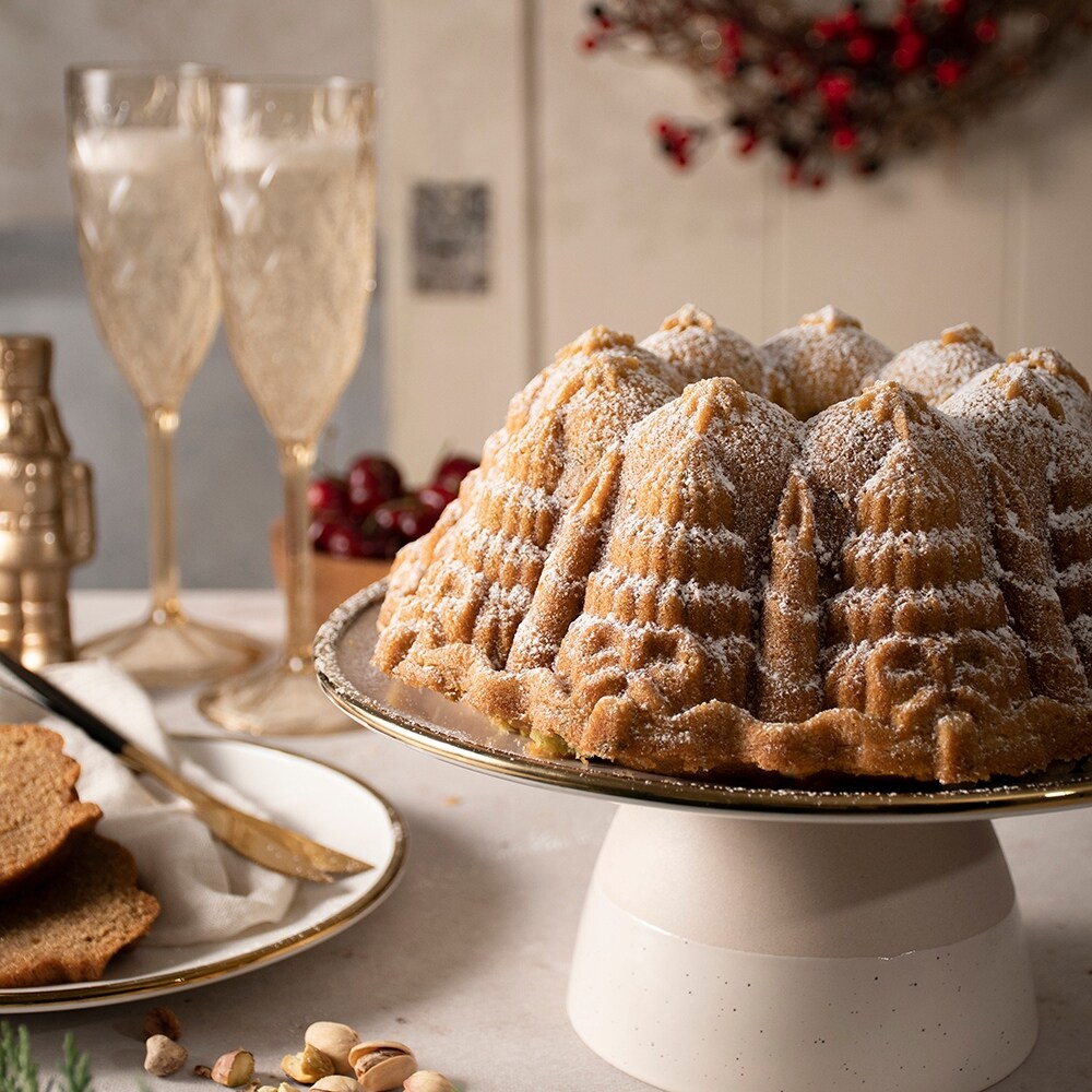 https://ak1.ostkcdn.com/images/products/is/images/direct/5290d3eaf0c6a54b9152ccd26747bdef2d3575d3/Nordic-Ware-Very-Merry-Bundt%C2%AE-Pan---Silver.jpg