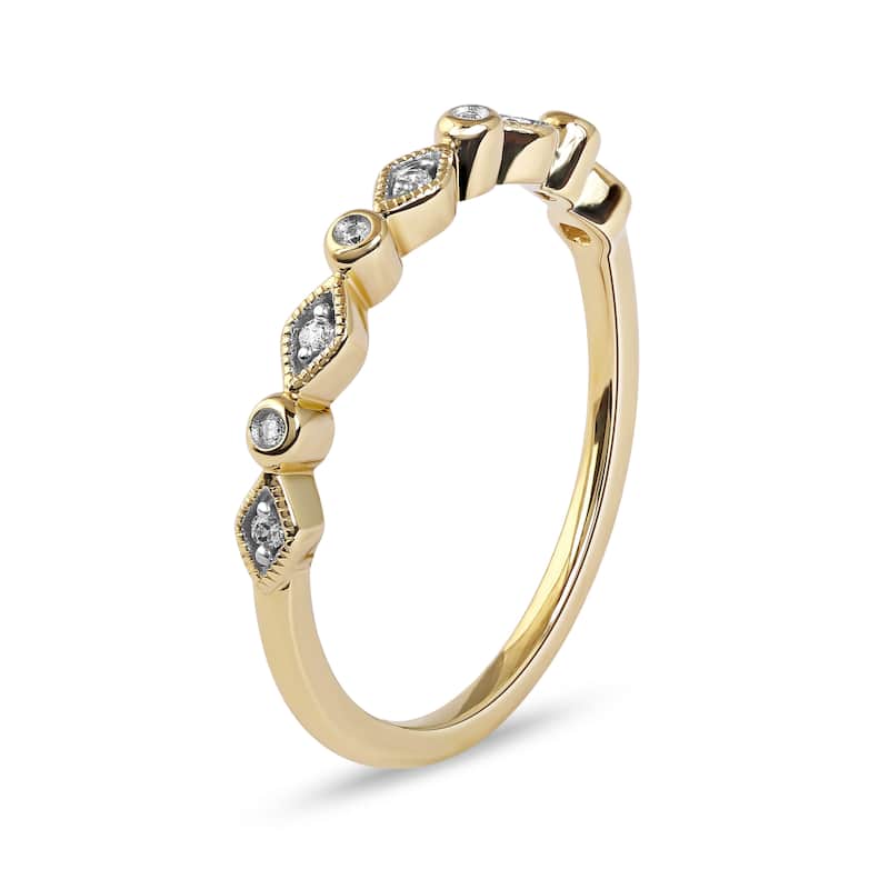 1/20ct TDW Diamond Vintage Inspired Wedding Band in 10K Gold for Women