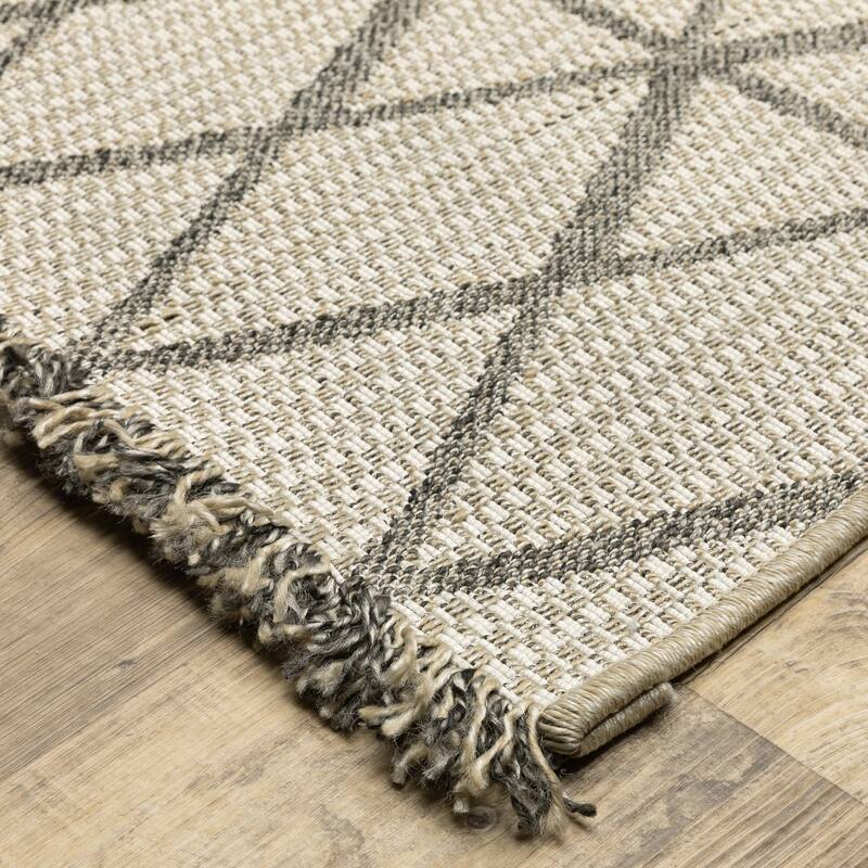 Style Haven Grayton Diamond Lattice Beige/ Black Indoor-Outdoor Fringe Edge Rug