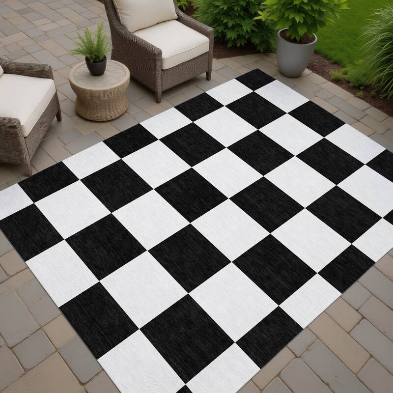 Machine Washable Indoor/ Outdoor Modern Checker Chantille Rug - Black - 8' x 10'
