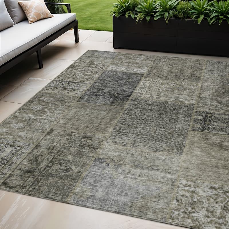 HomeRoots Patchwork Transitional Rectangle Outdoor Rug - 5' X 8'