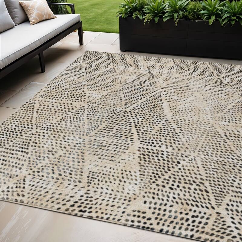 HomeRoots Geometric Transitional Rectangle Outdoor Rug - 5' X 8'