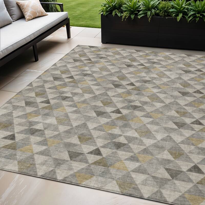 HomeRoots Geometric Transitional Rectangle Outdoor Rug - 5' X 8'