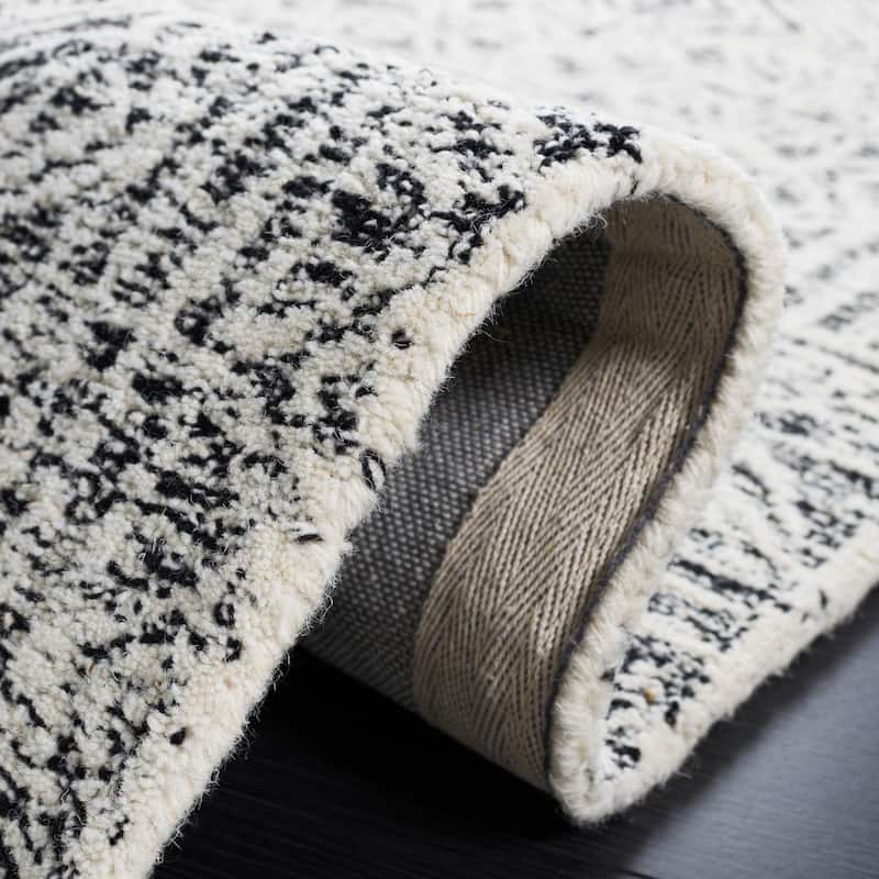 SAFAVIEH Handmade Abstract Edmonde Modern Tribal Wool Rug