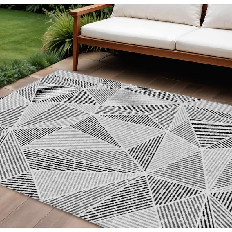 HomeRoots Geometric Transitional Rectangle Outdoor Rug - 10' X 14'
