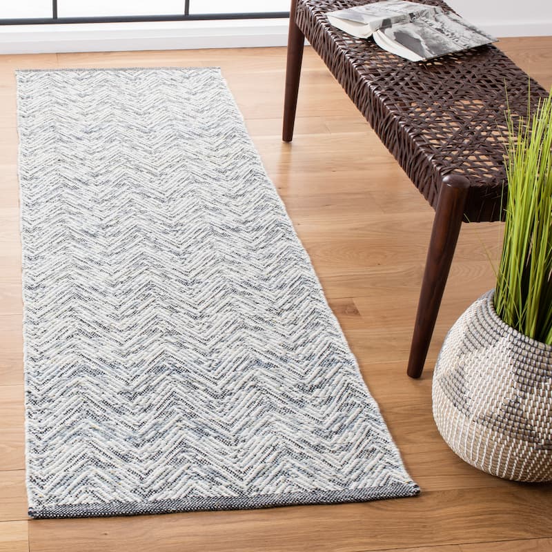 SAFAVIEH Handmade Kilim Wafa Wool Rug - 2'3" x 7' Runner - Grey