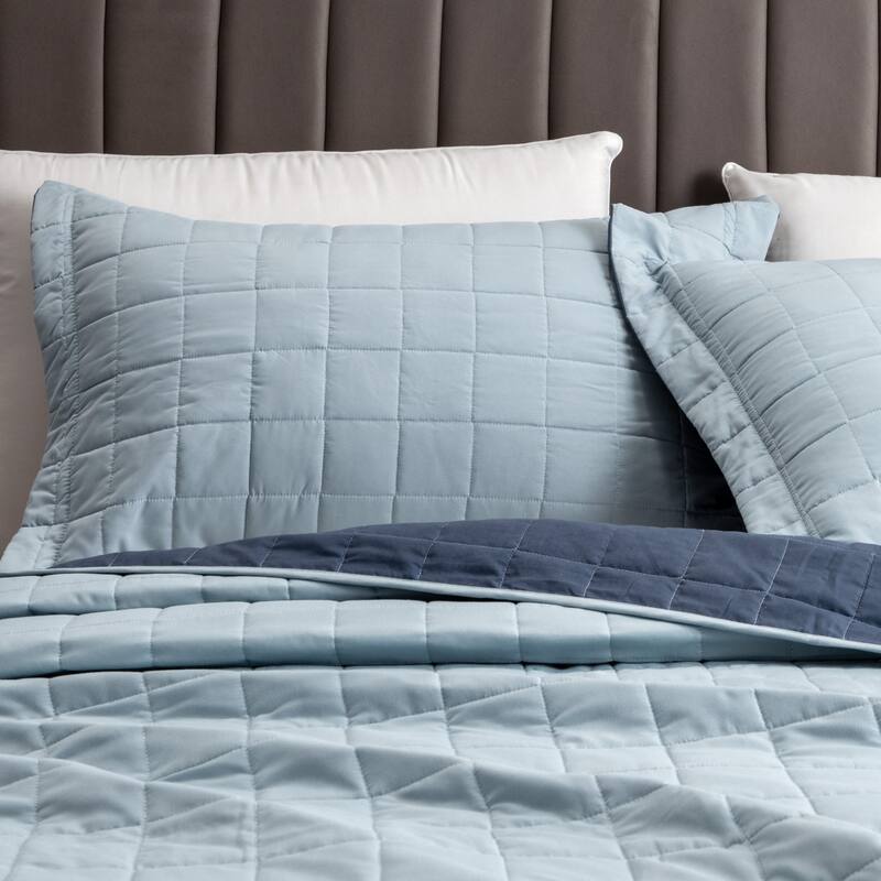 Luxurious Two-Tone Microfiber Quilt Set With Shams