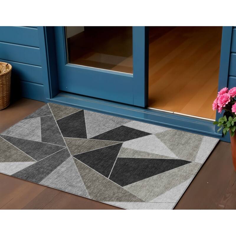 HomeRoots Geometric Transitional Rectangle Outdoor Rug - 3' x 5'
