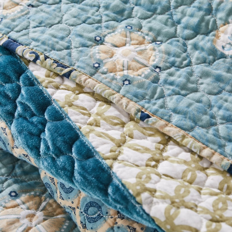 Greenland Home Fashions Thalia 100% Cotton Throw Quilt with Velvet Embellishments