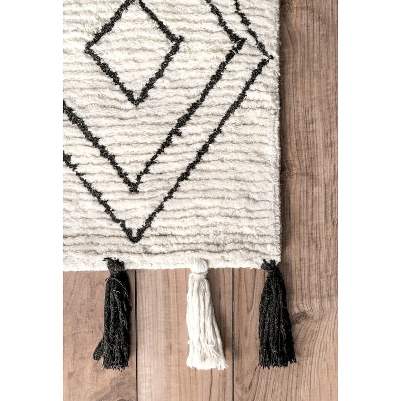 Nuloom Handmade Plush Boho Tribal Diamond Tassel Shag Rug