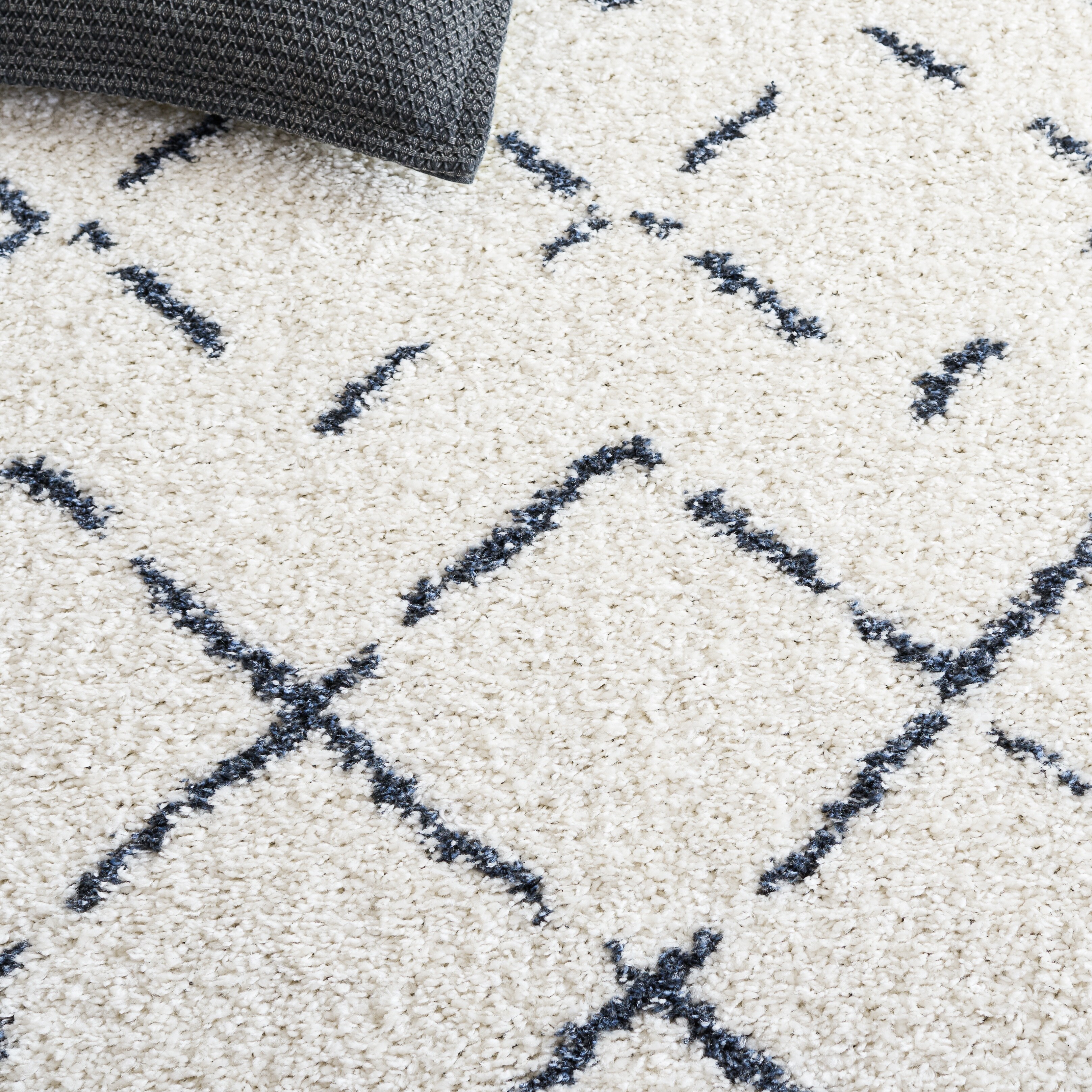SAFAVIEH Arizona Shag Ghinwa 1.2-inch Thick Rug - On Sale