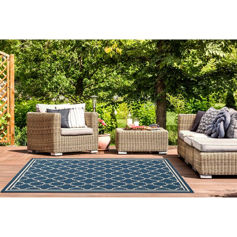 SAFAVIEH Courtyard Kristelle Indoor/ Outdoor Waterproof Patio Backyard Rug
