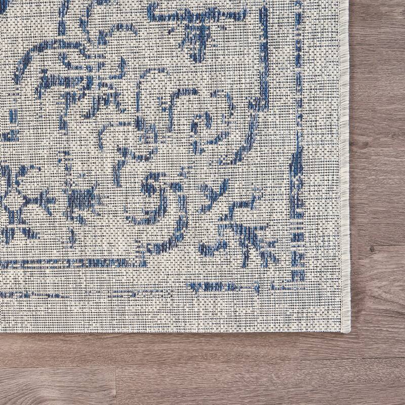 Sevita Medallion Indoor/Outdoor Rug