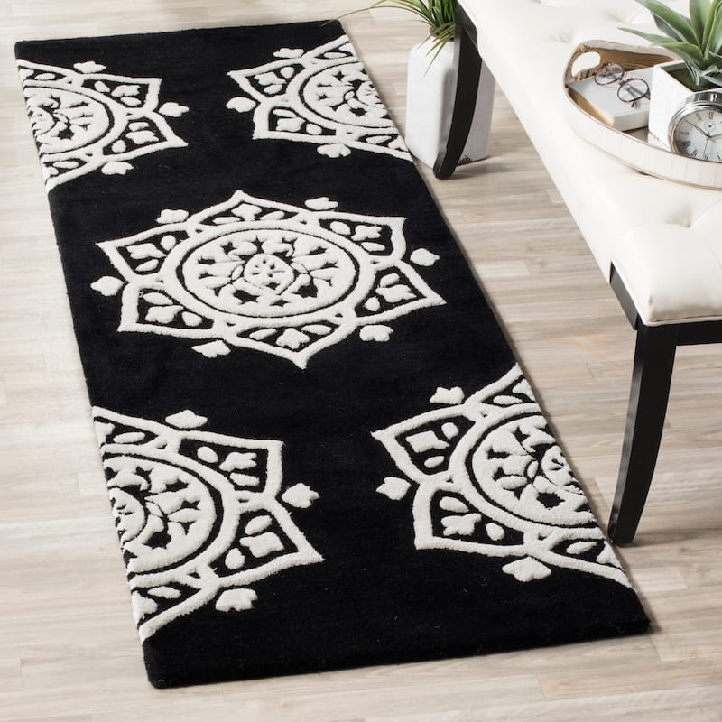 SAFAVIEH Handmade Bella Naina Modern Floral Wool Rug - 2'3" x 7' Runner - Black/Ivory