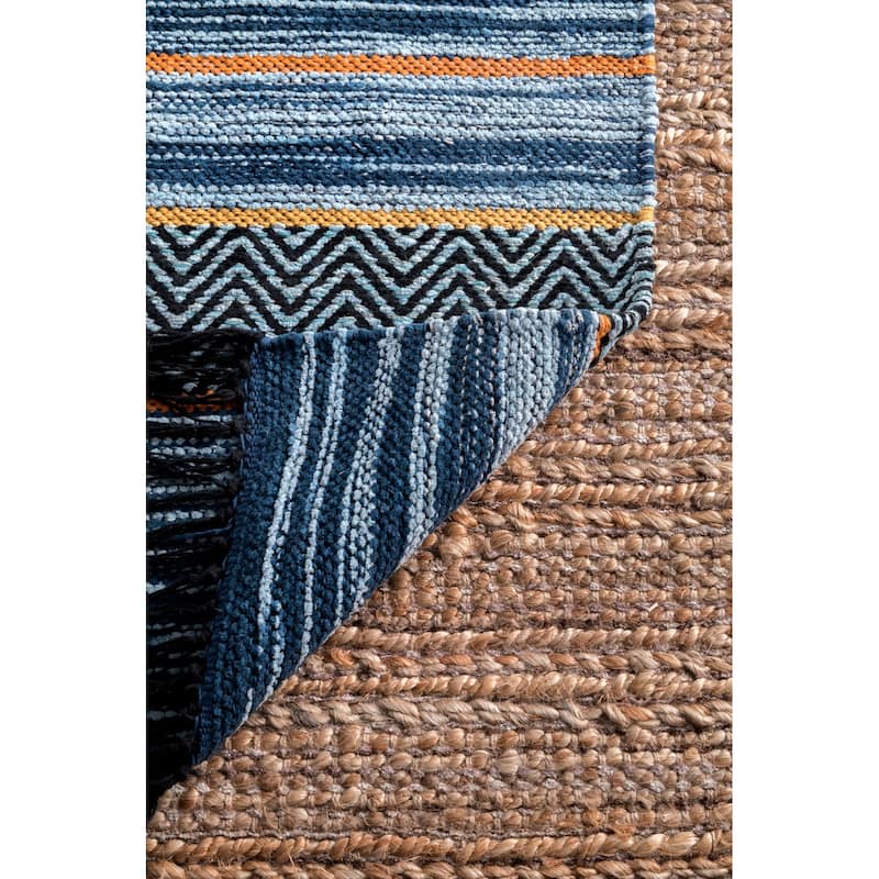 Nuloom Handmade Tribal Stripes Tassel Area Rug