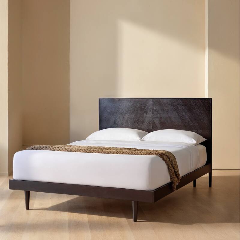 SAFAVIEH Couture Maci Bryn Wood Herringbone Bed