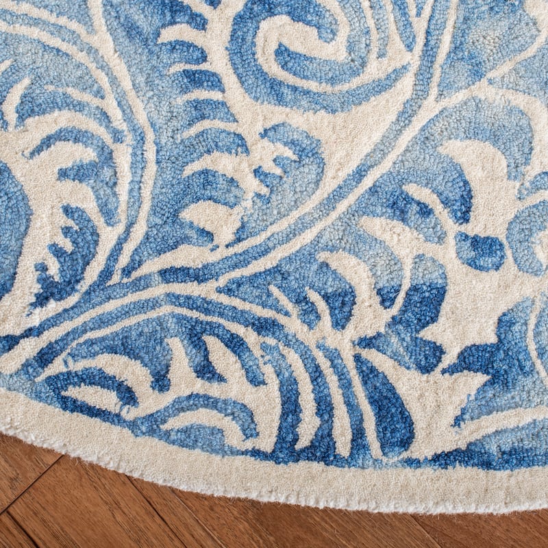 SAFAVIEH Handmade Dip Dye Kaushalya Geometric Wool Rug