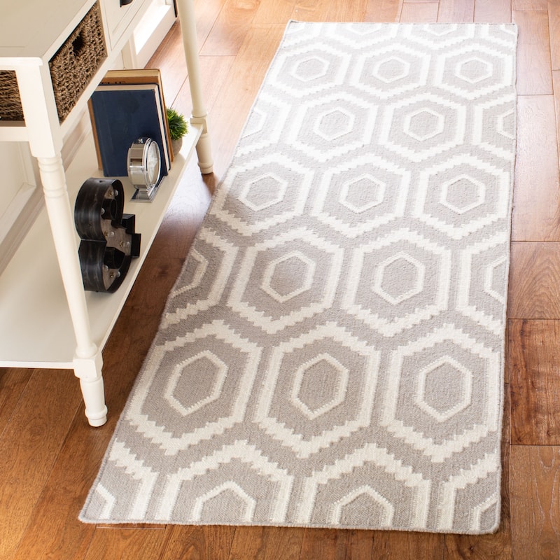 SAFAVIEH Handmade Flatweave Dhurries Roya Modern Moroccan Wool Rug - 2'6" x 6' Runner - Grey/Ivory