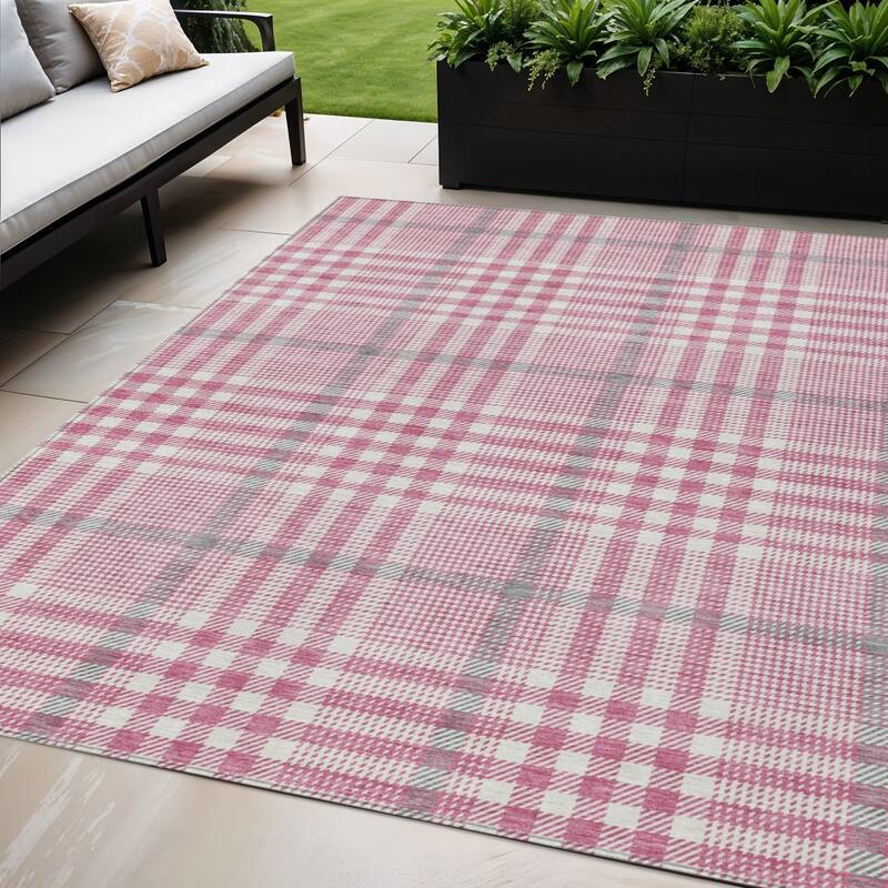 HomeRoots Plaid Transitional Rectangle Outdoor Rug - 5' X 8'