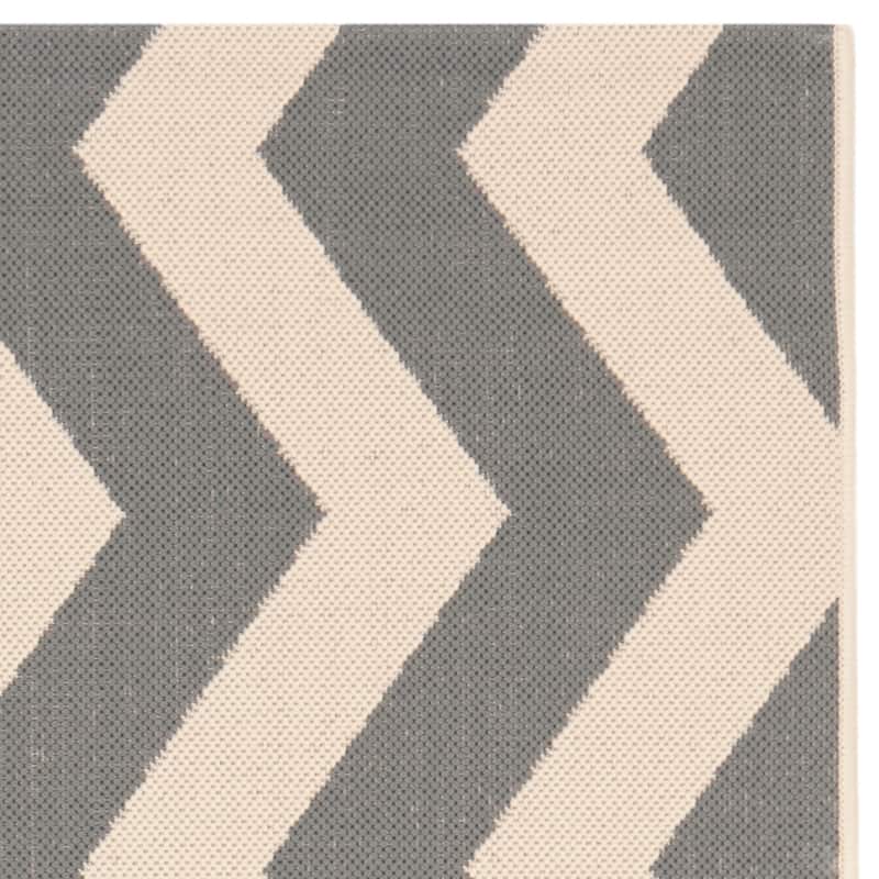 SAFAVIEH Courtyard Merlene Chevron Indoor/ Outdoor Waterproof Patio Backyard Rug