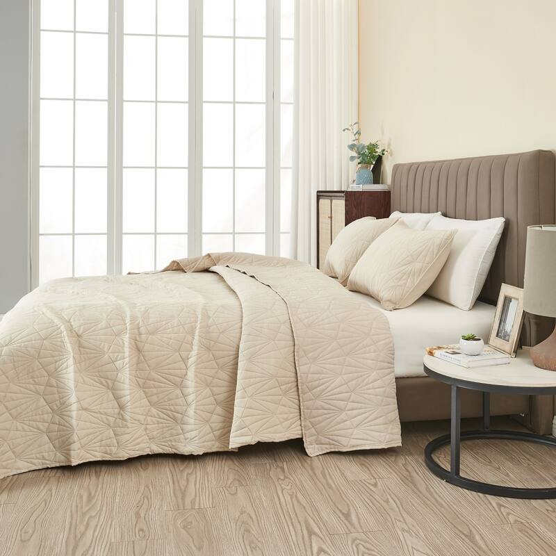 Premium Geometric Pinsonic Microfiber Quilt Set With Shams