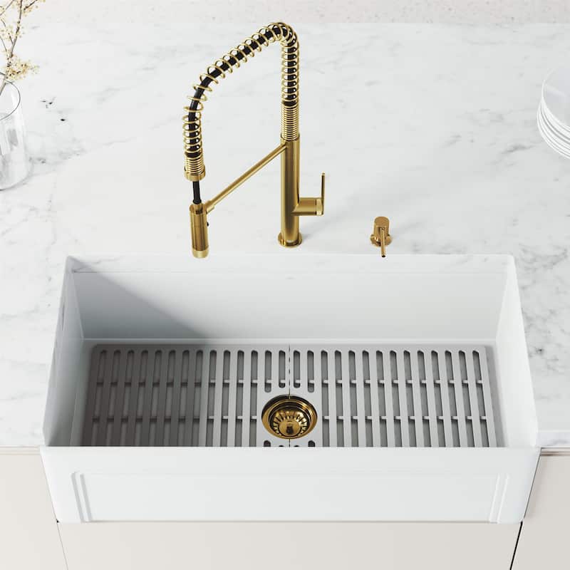 VIGO Sterling 23" H Single Handle Pull-Down Sprayer Kitchen Faucet