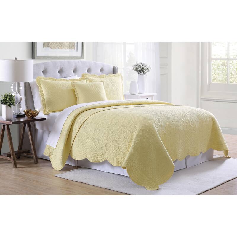 French Tile Scalloped Quilt Set with Decorative Pillow