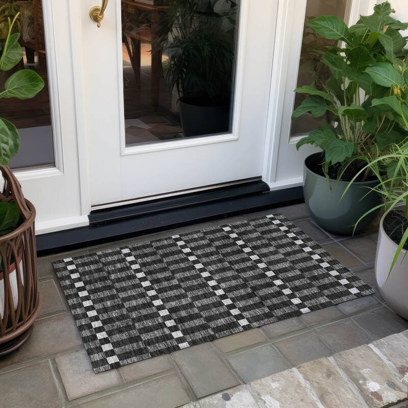 Machine Washable Indoor/ Outdoor Modern Augusta Chantille Rug - Black - 1'8" x 2'6"