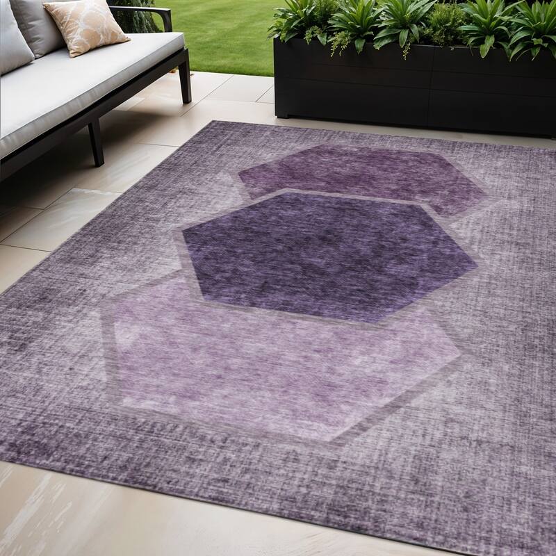 HomeRoots Geometric Transitional Rectangle Outdoor Rug - 5' X 8'