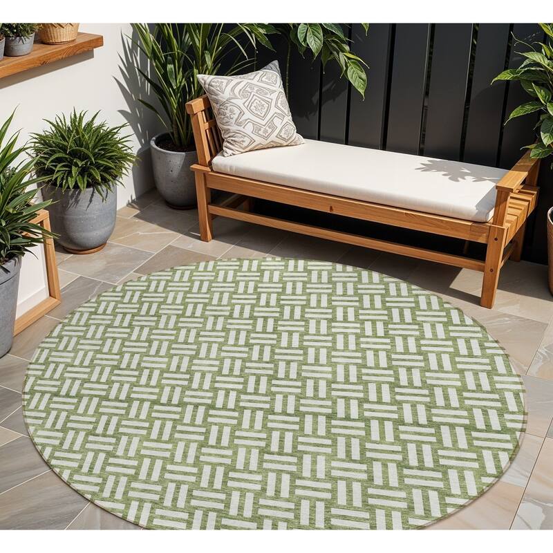 HomeRoots Geometric Transitional Rectangle Outdoor Rug - 8' Round