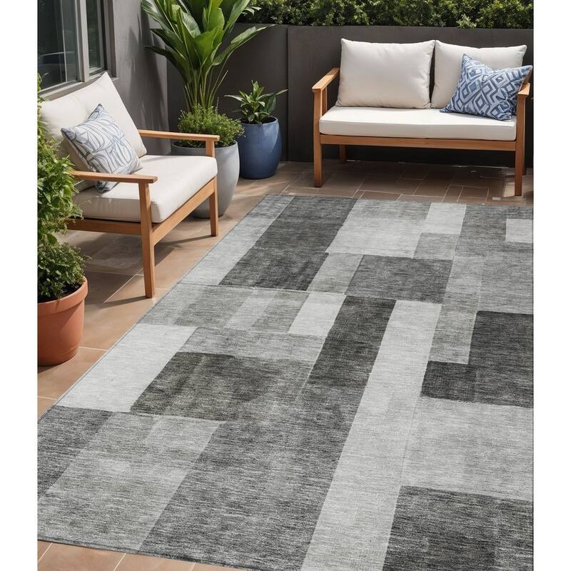 HomeRoots Geometric Transitional Rectangle Outdoor Rug - 5' X 8'